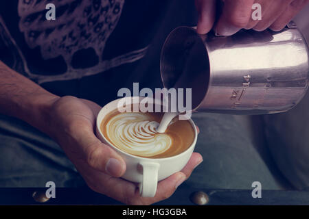 Faire le café latte art ' ' Rosetta , Vintage tone Colour Banque D'Images