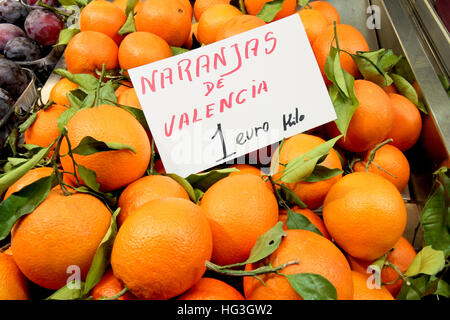 Les oranges de valence affiche dans le marché central. Espagne Banque D'Images