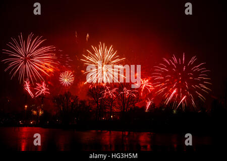 Beau feu d'artifice lors de la célébration du Nouvel An à Riga, Lettonie Banque D'Images