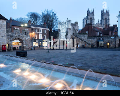 Bootham Bar et York Minster à partir de la place de l'exposition à la tombée de la ville de York Yorkshire Angleterre Banque D'Images