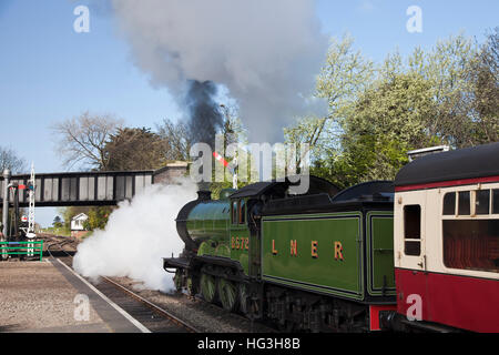 Machine à vapeur quittant la gare de Sheringham sur North Norfolk Line du coquelicot Banque D'Images