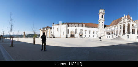 Portugal : la place principale de l'Université de Coimbra, depuis 1537 l'une des plus anciennes universités d'un fonctionnement continu dans le monde Banque D'Images