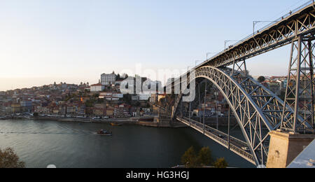 Portugal : l'horizon de Porto, avec vue sur le Ponte Dom Luís I, l'élève double pont en arc métallique sur le fleuve Douro, vu de Vila Nova de Gaia Banque D'Images