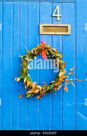 Couronne de Noël sur la pendaison de porte avant Banque D'Images