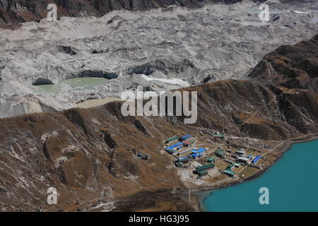 Destination de voyage dans le parc national de l'Everest, au Népal. Glacier Ngozumpa et relais à Gokyo. Banque D'Images