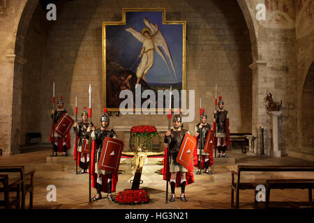 Romains gardant le corps de Jésus Christ à la croix pendant les processions de Pâques, dans l'église de Sant Miquel, Montblanc. Banque D'Images