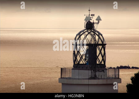 Phare à l'extrême de Sant Sebastià, Llafranc, Costa Brava, Catalogne, Espagne. Banque D'Images