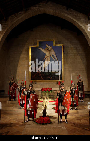 Romains gardant le corps de Jésus Christ à la croix pendant les processions de Pâques, dans l'église de Sant Miquel, Montblanc. Banque D'Images