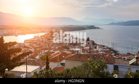 Soir vue de l'île de Poros, Grèce, sur la mer Egée. Banque D'Images