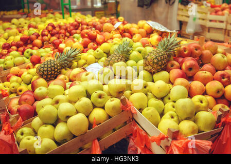 Caissons à diverses sortes de fruits ananas et Apple sur le marché des agriculteurs Banque D'Images