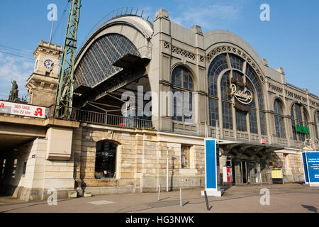 La gare centrale (Hauptbahnhof) de Dresde, Allemagne. La station a une façade en pierre et en métal. Banque D'Images