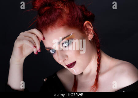 Red haired model with creative makeup in tribal style et couleurs automnales Banque D'Images