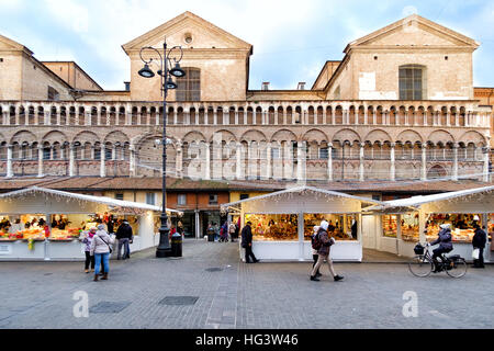 Ferrara, Italie - 29 décembre 2016 : La Piazza Trento Trieste à Ferrare, en Italie. Les marchés de Noël qui a lieu sur la place dans le centre historique de Banque D'Images