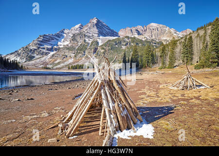 Camping La montagne avec feu de camp préparé à Maroon Bells, Aspen dans le Colorado aux Etats-Unis. Banque D'Images