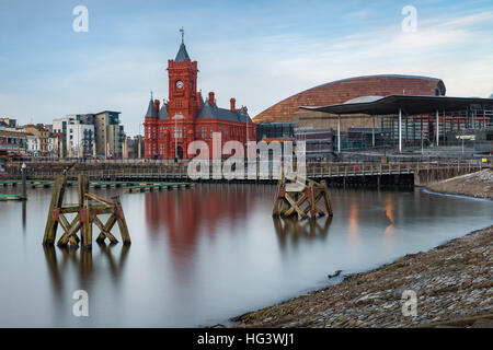 Pierhead building et Y Senedd (Welsh Assembly Building), la baie de Cardiff, Glamorgan, Pays de Galles, Royaume-Uni Banque D'Images