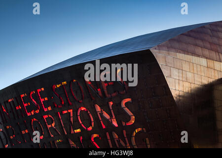 Cardiff Wales Millennium Centre complexe artistique allumé en début de soirée, la baie de Cardiff, Glamorgan, Pays de Galles, Royaume-Uni Banque D'Images