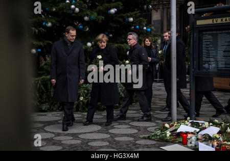 La chancelière Angela Merkel, Berlin Le maire Michael Muller et autre politicains visiter le site le jour après l'attaque terroriste à Berlin, Allemagne, o Banque D'Images