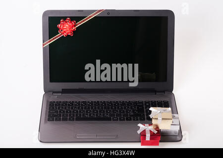 Nouvel ordinateur portable sur une table comme un cadeau Banque D'Images