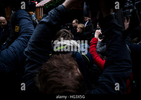 D'un point de presse que les visites de la Chancelière allemande Angela Merkel la scène le jour après l'attaque terroriste à Berlin, Allemagne, le 19 décembre 2016. Banque D'Images