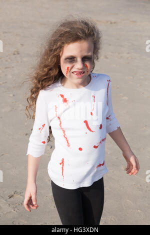 Zombies à pied sur la promenade et dans les rues d'Asbury Park, NJ, pendant la Zombie Walk le 5 octobre 2013. Banque D'Images