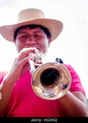 Musicien jouant de la trompette au Cusco Semaine festivites organisés chaque année en juin jusqu'à l'Inti Raymi festival - Cusco, Pérou Banque D'Images