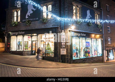 Le George Fisher vêtements outdoor shop et lumières de Noël et des décorations dans la rue le Keswick Cumbria Lake District UK Banque D'Images