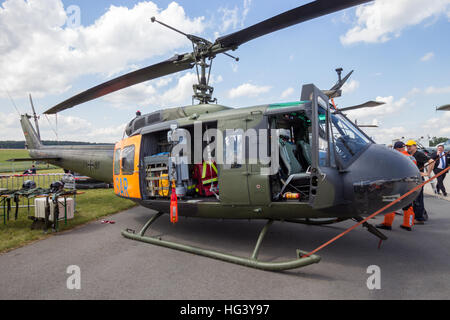 German air force uh-1d hélicoptère huey dans la recherche et le sauvetage de la configuration. Banque D'Images