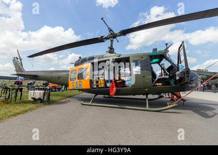 German air force uh-1d hélicoptère huey dans la recherche et le sauvetage de la configuration. Banque D'Images