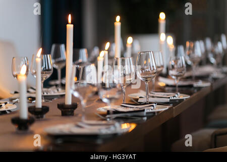 Décor de mariage. l'intérieur. Ambiance festive . Les bougies allumées sur une table. Banque D'Images