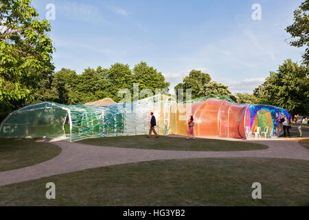 Vue générale de la Serpentine Pavilion 2015, Hyde Park, London, UK.. Banque D'Images