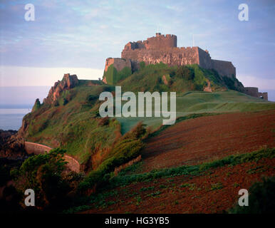 Mont Orgeuil château situé sur une colline au-dessus du port de Gorey, datant du 15ème siècle, Jersey, Îles Britanniques . Banque D'Images