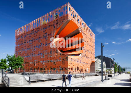 Le Cube Le Cube Orange (Orange) dans le quartier de la Confluence, Lyon, France. Vue générale de l'ancien port industriel réaménagé Banque D'Images