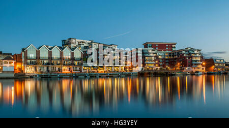 Promenade Quayside Apartments et le logement, Kingston Upon Thames, London, UK. Banque D'Images