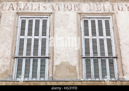Volets traditionnels français dans la vieille ville de Aix-en-Provence, France. Banque D'Images
