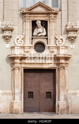 La chapelle de San Vicente et San Valero avec sa porte baroque dans la Casa del Punt de Gantxo, Plaza de la Almoina, Valence, Banque D'Images