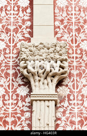 Détail de la façade extérieure de l'ornementation moderniste sur la Casa del Punt de Gantxo, Plaza de la Almoina, Valence, Espagne. Banque D'Images