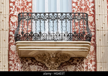 Vue détaillée de l'extérieur balcon en fer forgé et l'ornementation moderniste ornant la Casa del Punt de Gantxo en vieille ville Banque D'Images