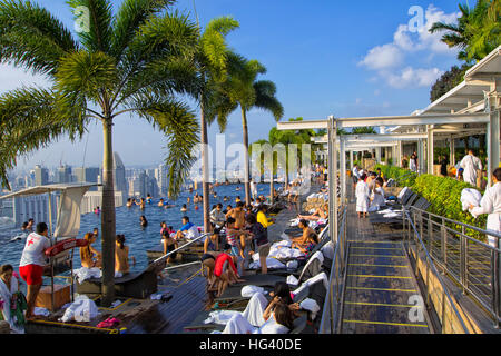 La piscine de la Marina Bay Sands SkyPark. Singapour Banque D'Images