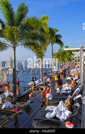 La piscine de la Marina Bay Sands SkyPark. Singapour Banque D'Images