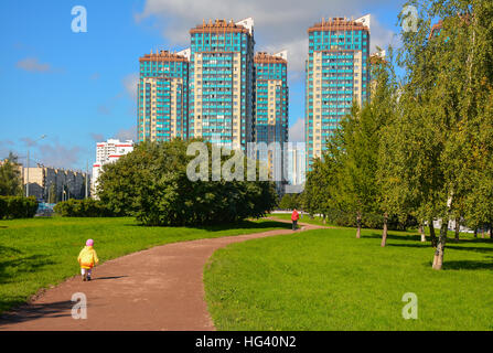 Petite fille en jaune vêtements sur une promenade dans le parc. Banque D'Images