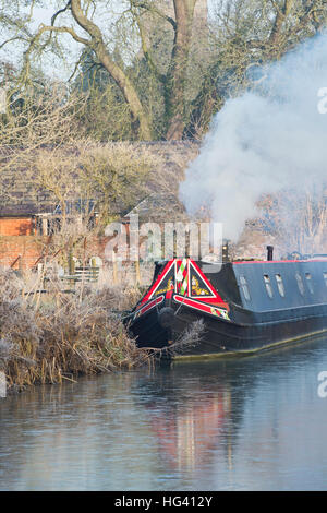 Canal boat avec fumeurs cheminée sur le canal d'oxford sur un matin glacial de décembre. Cropredy, Oxfordshire, Angleterre Banque D'Images