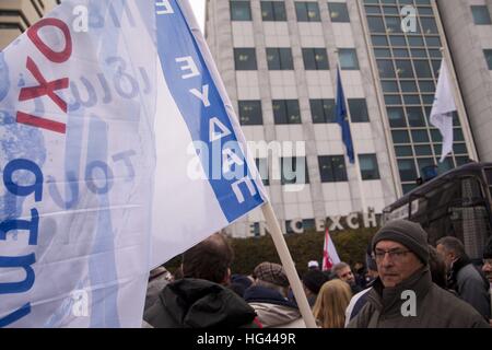 Les employés de l'approvisionnement en eau grec Company (EYDAP) manifestation devant la Bourse d'Athènes contre la distribution de bénéfices à hauteur de 40 millions d'euros actionnaires. Utilisation dans le monde entier 23.12.2016 | Banque D'Images