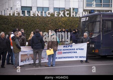 Les employés de l'approvisionnement en eau grec Company (EYDAP) manifestation devant la Bourse d'Athènes contre la distribution de bénéfices à hauteur de 40 millions d'euros actionnaires. Utilisation dans le monde entier 23.12.2016 | Banque D'Images