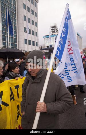 Les employés de l'approvisionnement en eau grec Company (EYDAP) manifestation devant la Bourse d'Athènes contre la distribution de bénéfices à hauteur de 40 millions d'euros actionnaires. Utilisation dans le monde entier 23.12.2016 | Banque D'Images