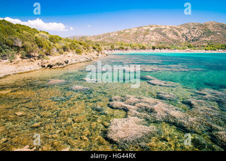 Tuerredda est considérée comme une des plus belles plages de la Sardaigne pour son sable blanc et la couleur de la mer des Caraïbes, qui rappelle un fil Banque D'Images