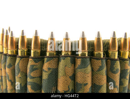 Munitions pour fusil ceinture camouflage sur fond blanc. Banque D'Images