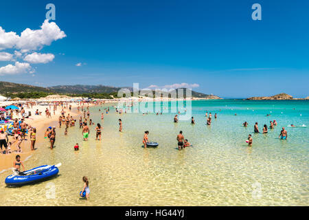 Chia, Italie - 18 août 2016 : les magnifiques plages et les eaux cristallines de la baie de Chia, Sardaigne, Italie. Banque D'Images