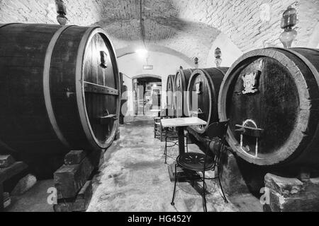 Des fûts de chêne dans une ancienne cave à vin italien. Banque D'Images