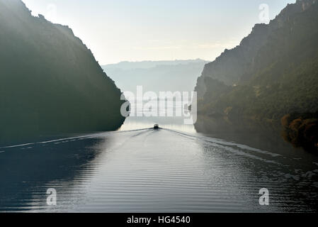 Le Portugal, Vila Velha de Rodao : Voile passant "Portas de Rodao' où tage parcourt 170m de haut des pentes d'escarpe étroit Banque D'Images