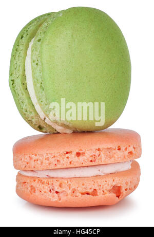 Paire de vert et rose macarons cake isolé sur fond blanc Banque D'Images